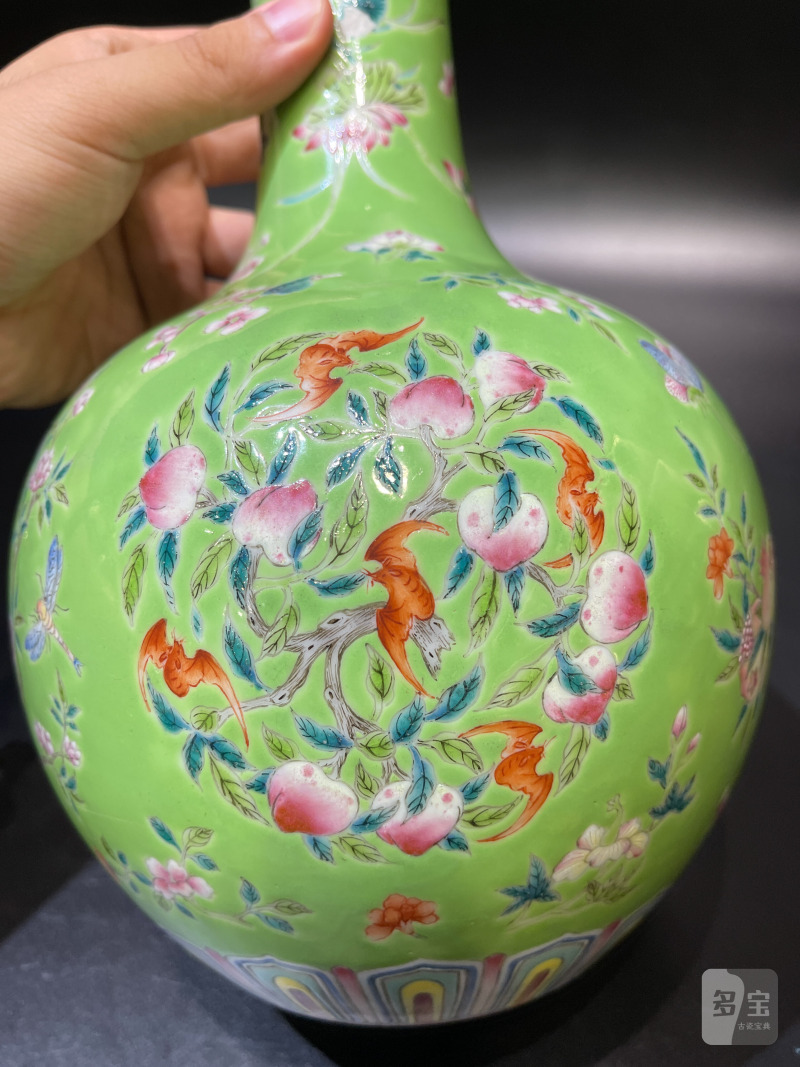 清中期 秋葵绿地洋彩蝠桃蝶恋花纹天球瓶 - 图9